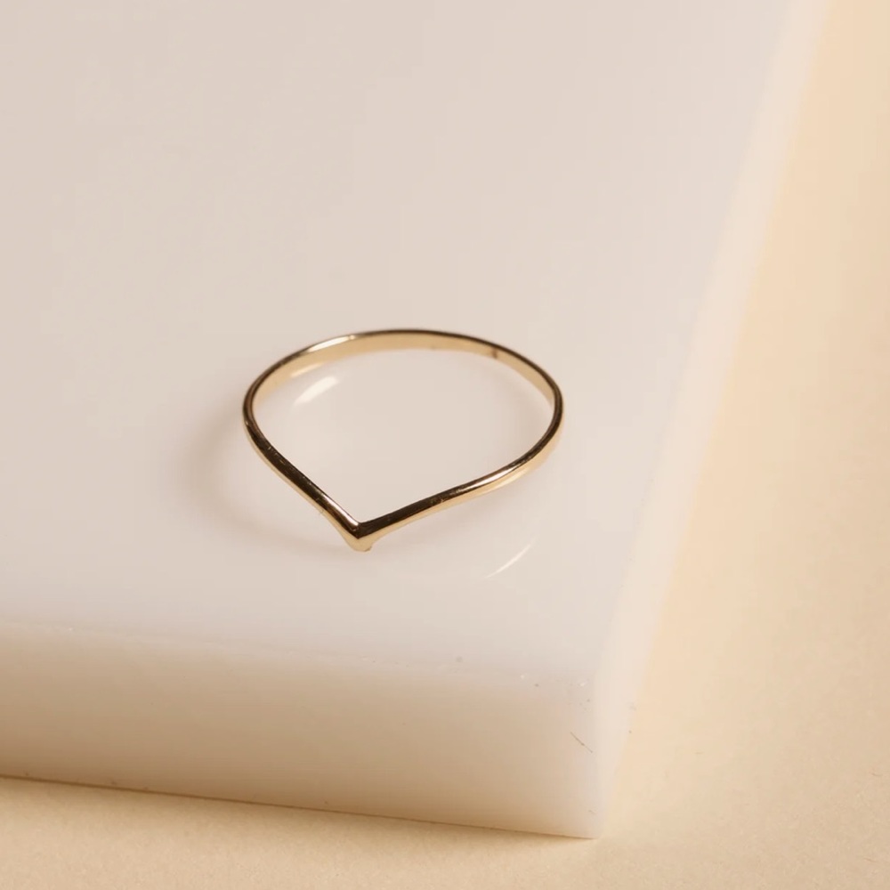 Stone and strand gold v ring size 7